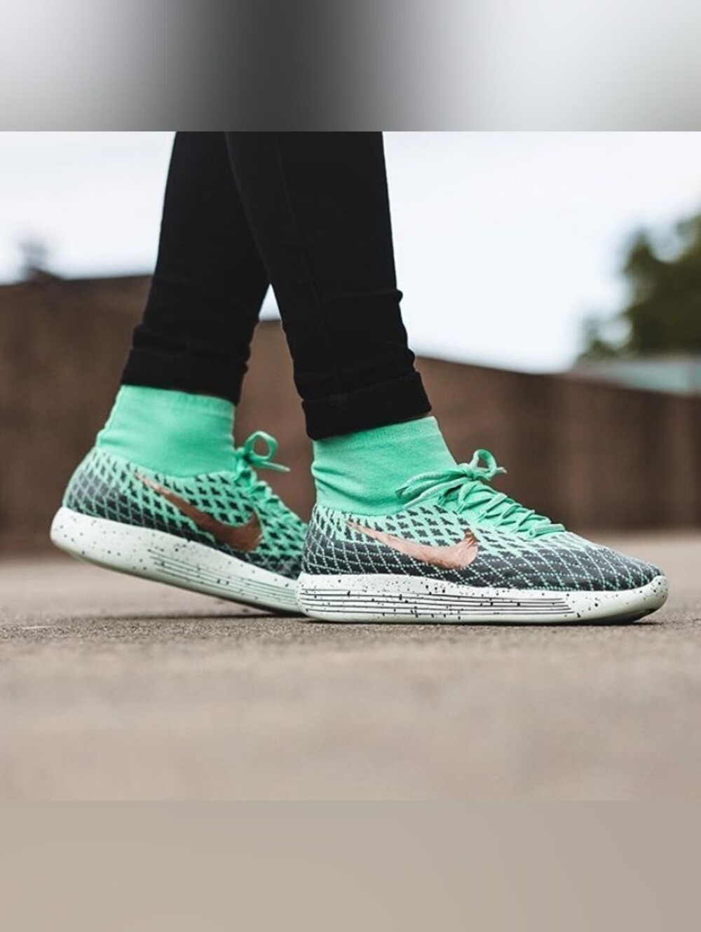 Nike LunarEpic Flyknit Shield Athletic Ladies Shoes Size 9